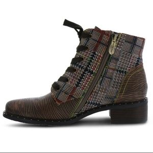 L'artiste Mazoya Boots